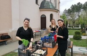 Tradicionalno farbanje vaskršnjih jaja u porti hrama Uspenja Presvete Bogorodice u Tuzli