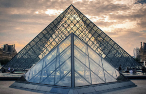 Louvre dvorac francuskih kraljeva, danas najpoznatiji muzej na svijetu