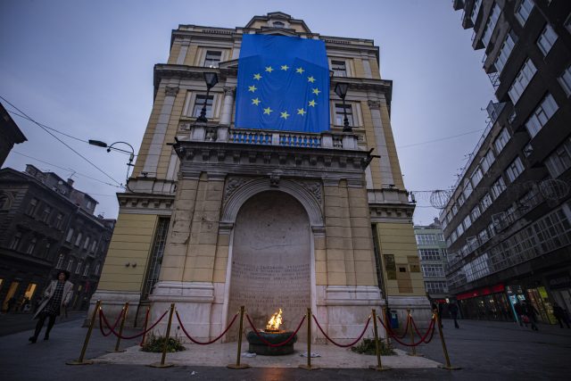 BiH: U centru Sarajeva postavljena velika zastava Evropske unije