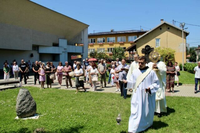 IMG-0eed7c7e8aa37c5a16c5dd7259cb86ad-V-1024x682