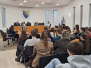 Tuzlanski srednjoškolci kroz simulaciju suđenja učili o posljedicama vršnjačkog nasilja