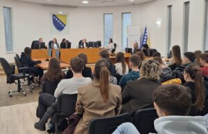 Tuzlanski srednjoškolci kroz simulaciju suđenja učili o posljedicama vršnjačkog nasilja