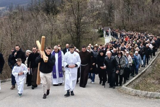 FOTO: Pobožnost puta križa u Drijenči ujedinila vjernike u molitvi i obnovi duhovnog zajedništva
