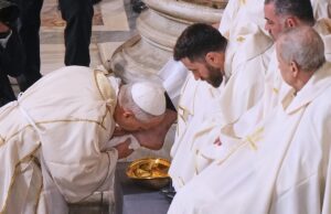 Papa Leon XIV. oprao noge dvanaestorici svećenika