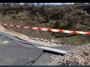 Haos na putu Tuzla – Bijeljina. Građani pješače preko klizišta, cesta i dalje zatvorena