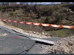 Haos na putu Tuzla – Bijeljina. Građani pješače preko klizišta, cesta i dalje zatvorena
