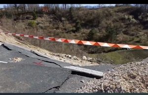 Haos na putu Tuzla – Bijeljina. Građani pješače preko klizišta, cesta i dalje zatvorena