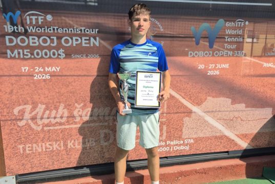 JOSIP ŠIMIĆ viceprvak BiH u tenisu do 16 godina. Primjer generacije koja jednako briljira u učionici i na sportskom terenu