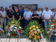 OŠTRA LUKA – posavsko selo koje je daytonska crta nepravedno podijelila – kroz kuće, groblja, oranice, pa i trg…