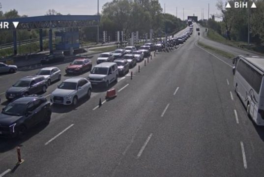 Na graničnim prelazima prema Hrvatskoj kilometarske kolone